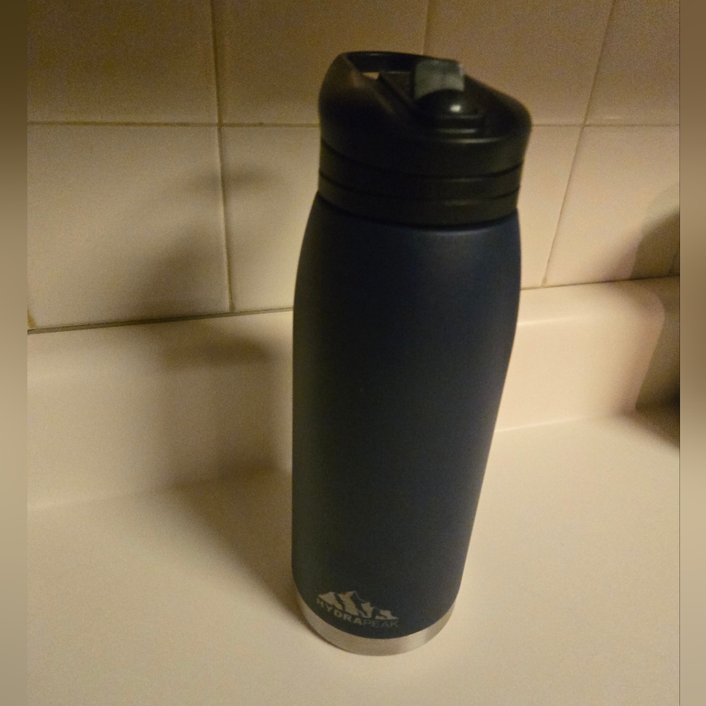 Blue Hydra Peak, 32 OZ BPA FREE, stainless Steel Bottom.  Like NEW!